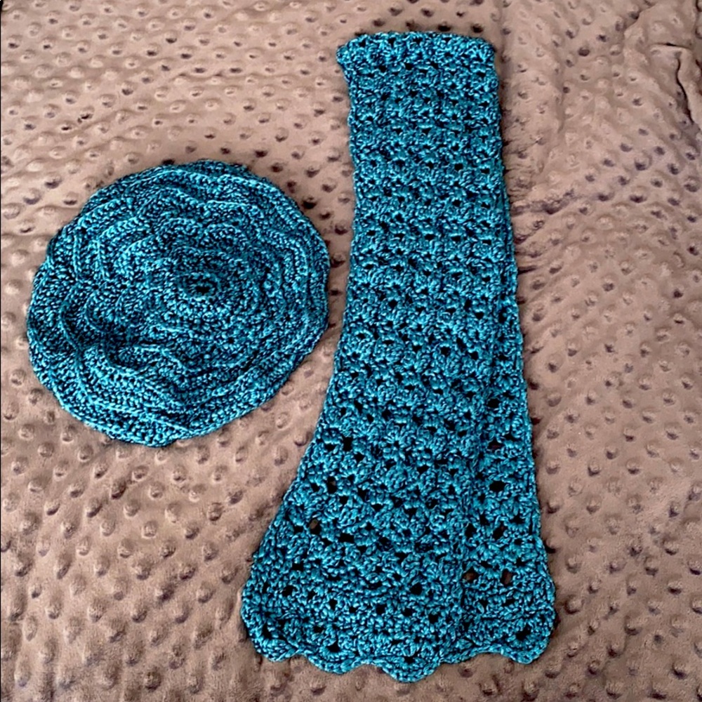 NWOT HANDMADE SHIMMERY BLUE CROCHET SCARF w/BEANIE